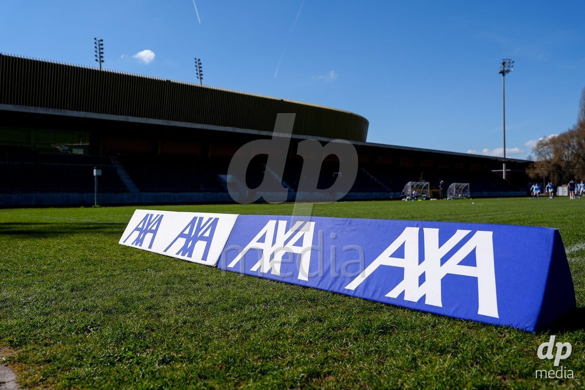 Schweiz: AXA Women's Super League 2025/26, FC Luzern vs BSC YB Frauen - Hubelmatt, Luzern: AXA Werbung auf dem Spielfeld
