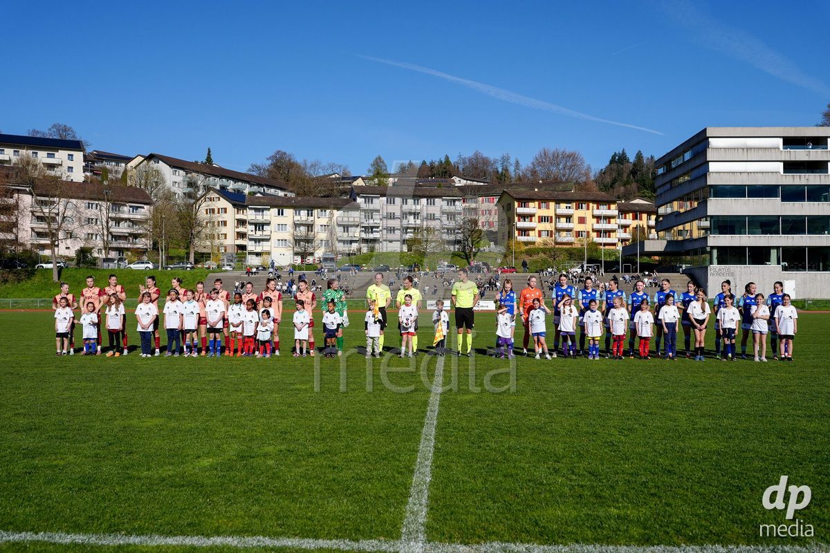 Schweiz: AXA Women's Super League 2025/26, FC Luzern vs BSC YB Frauen - Hubelmatt, Luzern: Beide Teams vor dem Spiel