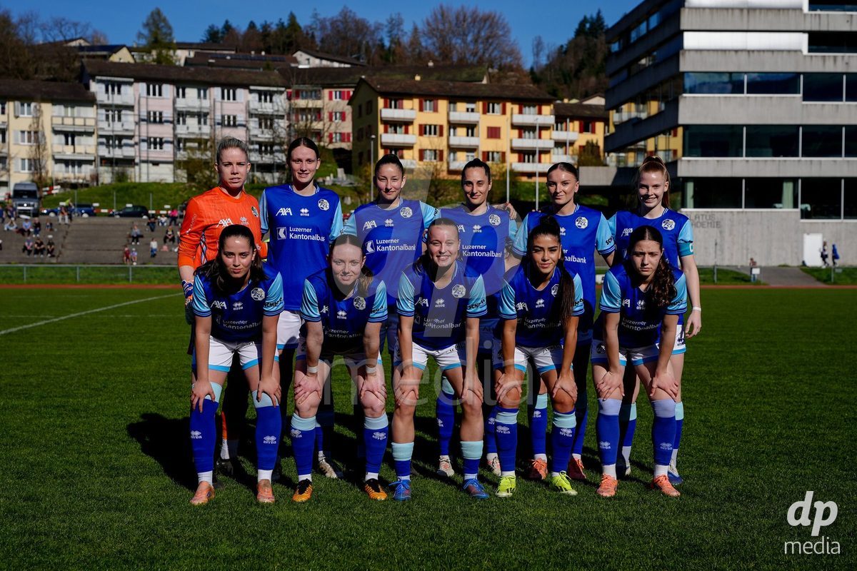 Schweiz: AXA Women's Super League 2025/26, FC Luzern vs BSC YB Frauen - Hubelmatt, Luzern: Michele Schnider (6 FCL), Lynn Häring - Lynn Haring (39 FCL), Chiara Schmid (38 FCL), Fiona Sperlich (22 FCL), Cristina Carp (28 FCL), Lena Wälti - Lena Walti (3 FCL), Laura Schneider (45 FCL), Mia Knapp (4 FCL) und Melissa Rondalli (21 FCL), Gentiana Fetaj (9 FC Luzern) und Ramona Schallberger (36 FC Luzern)