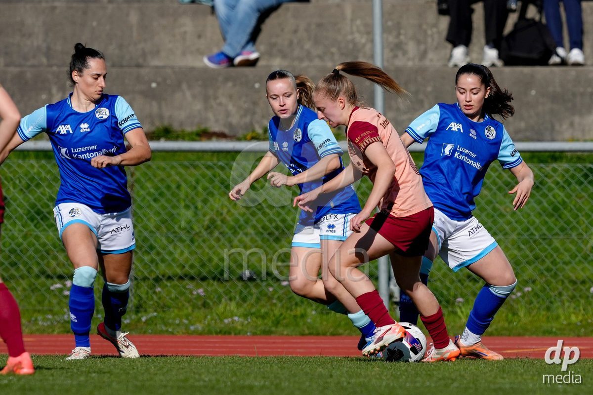 Schweiz: AXA Women's Super League 2025/26, FC Luzern vs BSC YB Frauen - Hubelmatt, Luzern: Cristina Carp (28 FCL), Fiona Sperlich (22 FCL) und Melissa Rondalli (21 FCL) gegen Andrea Schenk (6 YB Frauen)