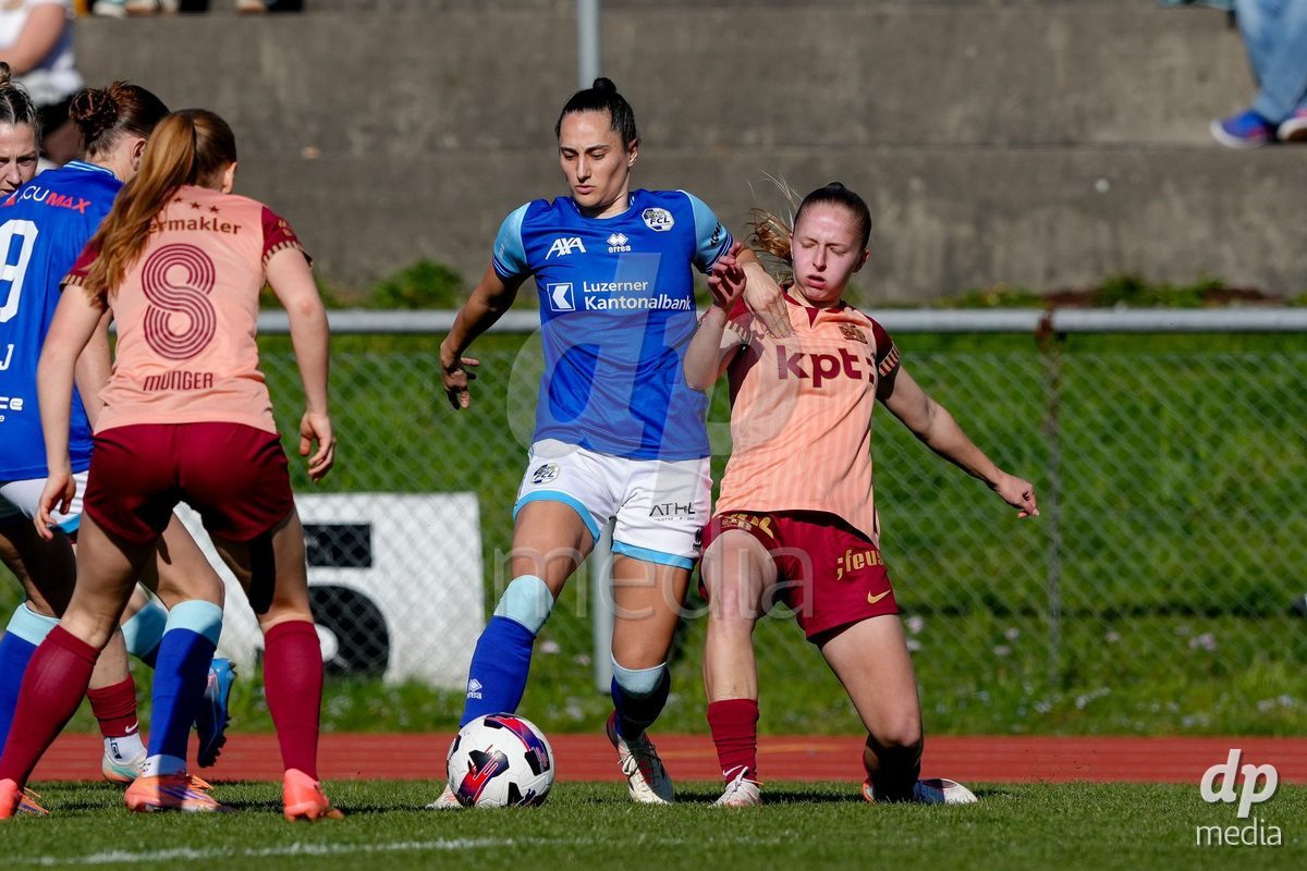 Schweiz: AXA Women's Super League 2025/26, FC Luzern vs BSC YB Frauen - Hubelmatt, Luzern: Lisa Josten (24 YB Frauen) gegen Cristina Carp (28 FCL)