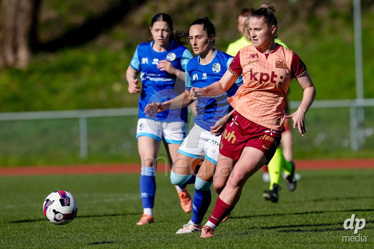 Schweiz: AXA Women's Super League 2025/26, FC Luzern vs BSC YB Frauen - Hubelmatt, Luzern: Cristina Carp (28 FCL) gegen Caterina Tramezzani (5 YB Frauen)