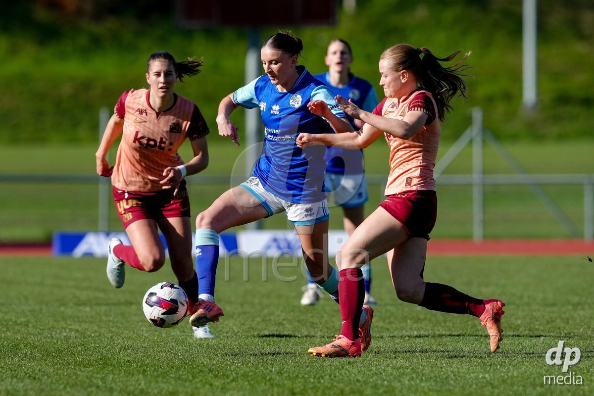 Schweiz: AXA Women's Super League 2025/26, FC Luzern vs BSC YB Frauen - Hubelmatt, Luzern: Gentiana Fetaj (9 FC Luzern) gegen Noa Linn Münger - Noa Linn Munger (8 YB Frauen)