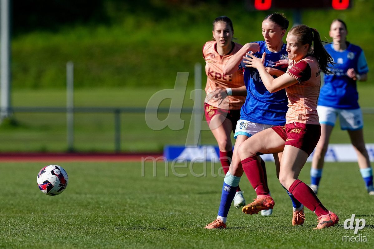 Schweiz: AXA Women's Super League 2025/26, FC Luzern vs BSC YB Frauen - Hubelmatt, Luzern: Gentiana Fetaj (9 FCL) gegen Noa Linn Münger - Noa Linn Munger (8 YB Frauen)