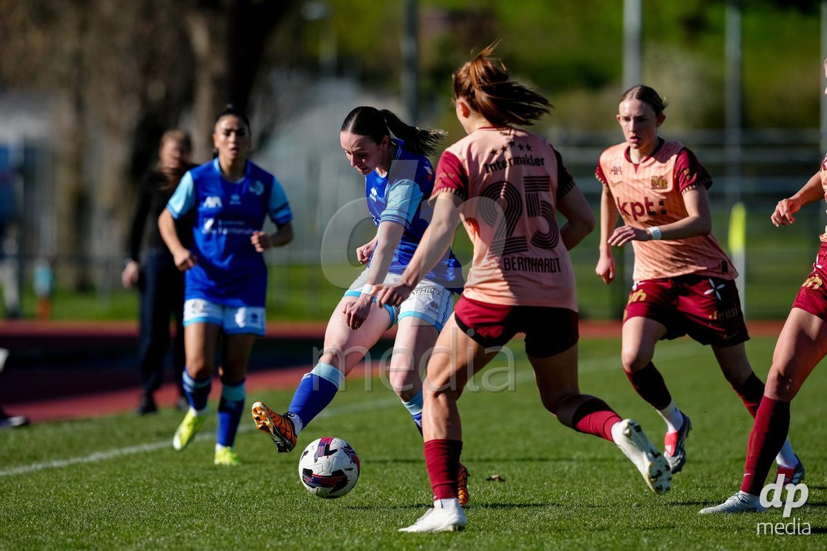 Schweiz: AXA Women's Super League 2025/26, FC Luzern vs BSC YB Frauen - Hubelmatt, Luzern: Rebecca Villena y Scheffler (77 YB Frauen) und Emilie Bernhardt (25 YB Frauen) gegen Chiara Schmid (38 FCL)