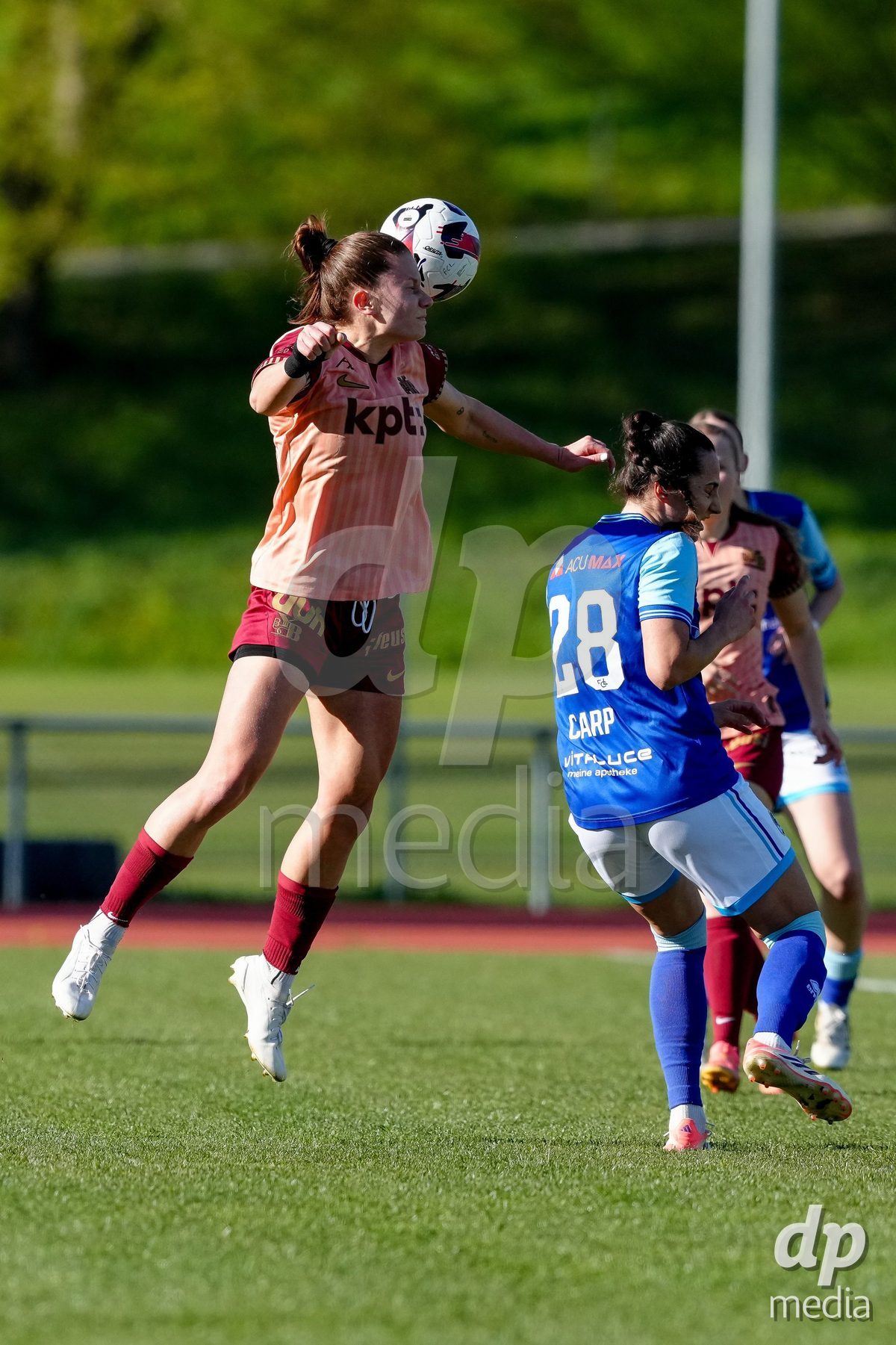 Schweiz: AXA Women's Super League 2025/26, FC Luzern vs BSC YB Frauen - Hubelmatt, Luzern: Emilie Bernhardt (25 YB Frauen) mit einem Kopfball