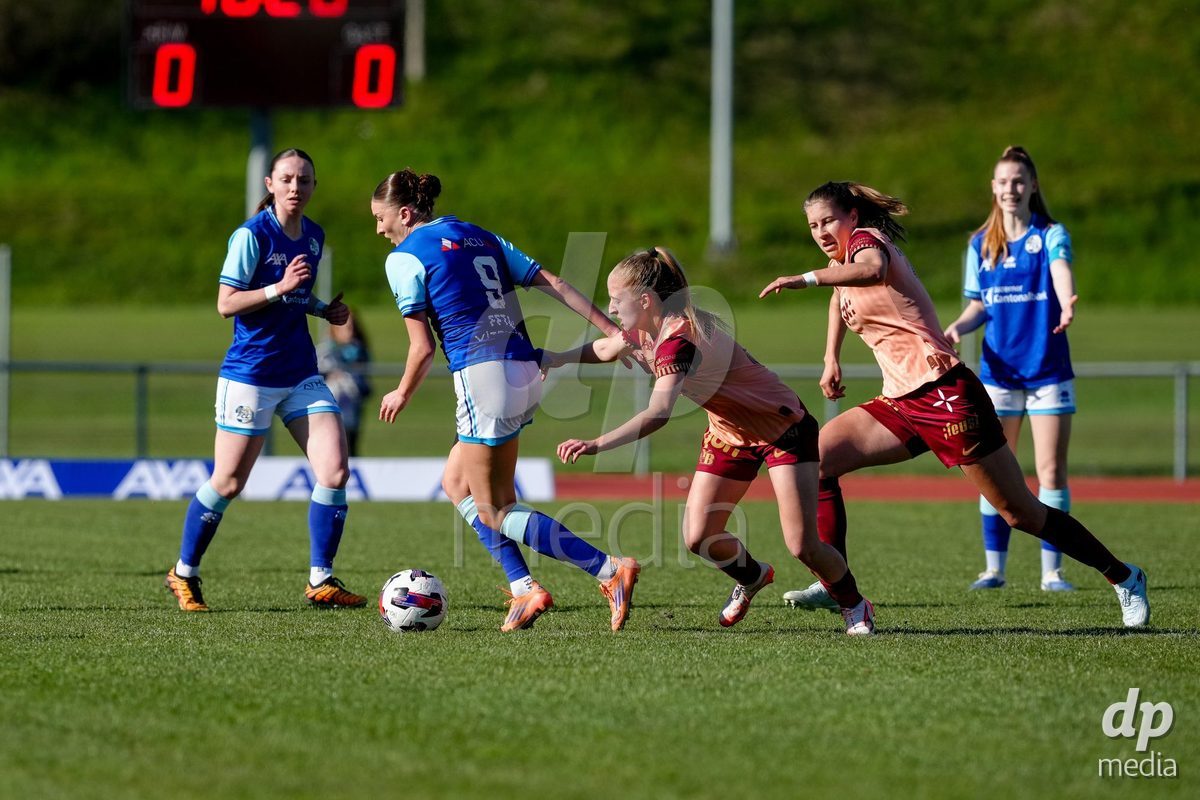 Schweiz: AXA Women's Super League 2025/26, FC Luzern vs BSC YB Frauen - Hubelmatt, Luzern: Geraldine Ess (7 YB Frauen) und Andrea Schenk (6 YB Frauen) gegen Chiara Schmid (38 FCL) und Gentiana Fetaj (9 FC Luzern)