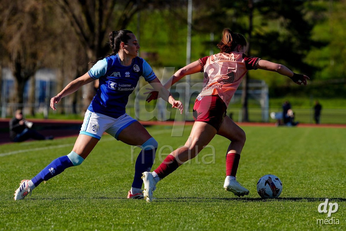 Schweiz: AXA Women's Super League 2025/26, FC Luzern vs BSC YB Frauen - Hubelmatt, Luzern: Cristina Carp (28 FCL) gegen Emilie Bernhardt (25 YB Frauen)