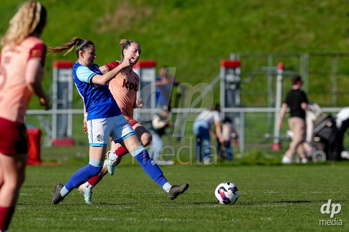 Schweiz: AXA Women's Super League 2025/26, FC Luzern vs BSC YB Frauen - Hubelmatt, Luzern: Lynn Häring - Lynn Haring (39 FCL) gegen Lisa Josten (24 YB Frauen)