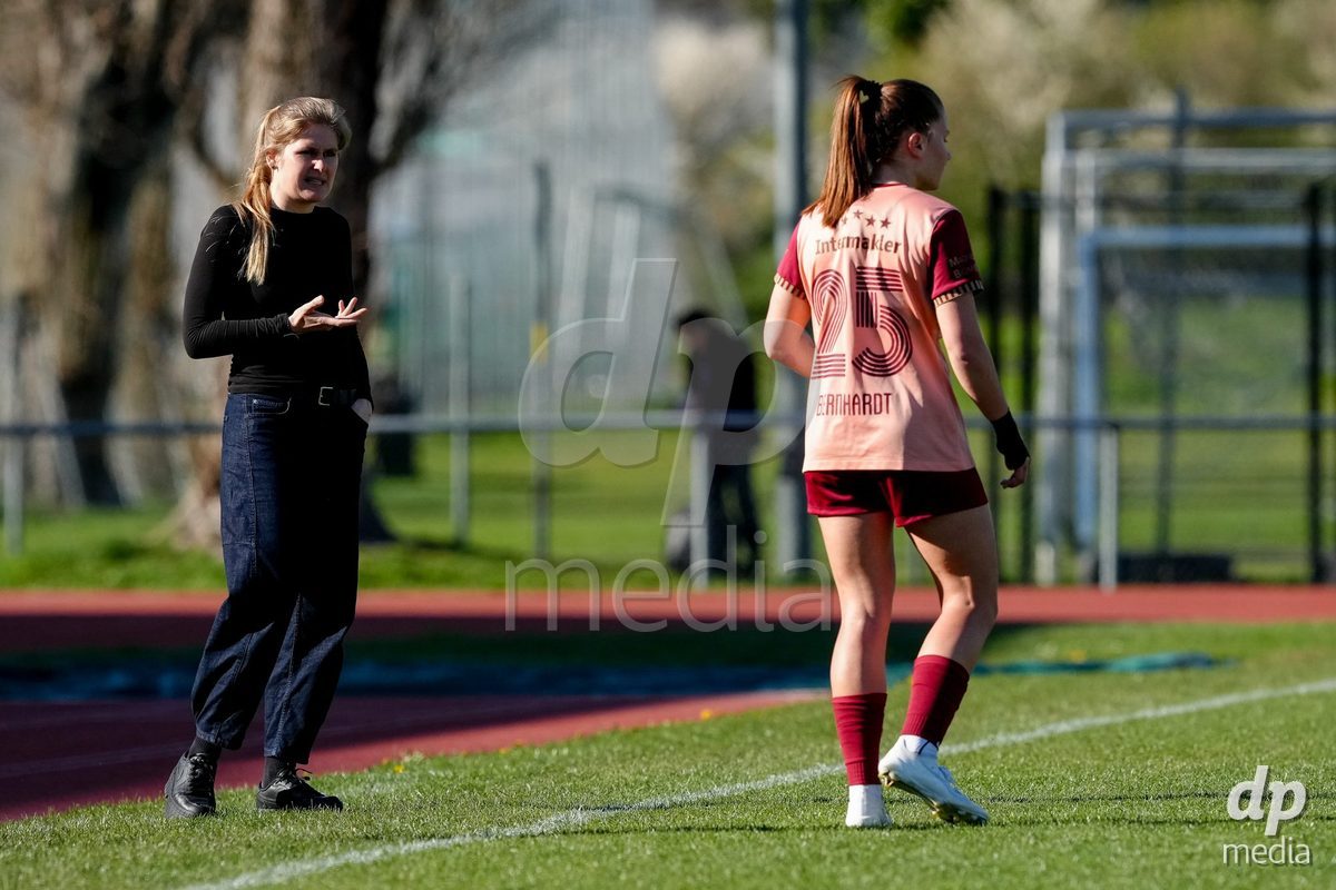 Schweiz: AXA Women's Super League 2025/26, FC Luzern vs BSC YB Frauen - Hubelmatt, Luzern: Cheftrainerin Imke Annita Wübbenhorst - Imke Annita Wubbenhorst (YB Frauen) im Gespräch mit Emilie Bernhardt (25 YB Frauen)