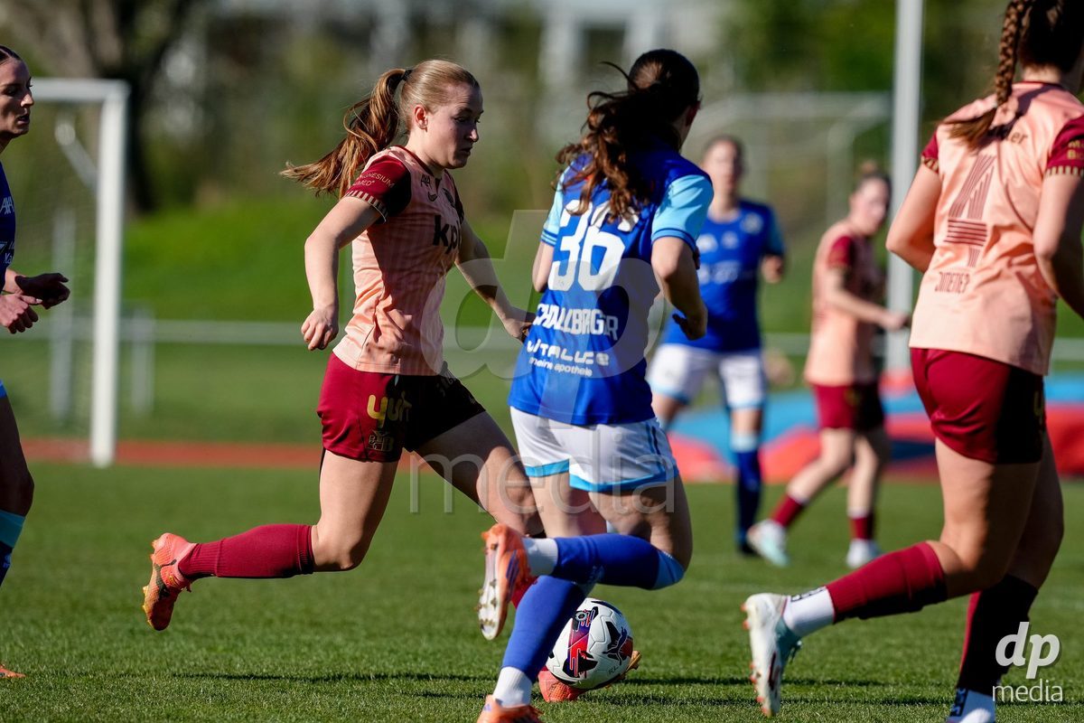 Schweiz: AXA Women's Super League 2025/26, FC Luzern vs BSC YB Frauen - Hubelmatt, Luzern: Noa Linn Münger - Noa Linn Munger (8 YB Frauen) gegen Ramona Schallberger (36 FC Luzern)
