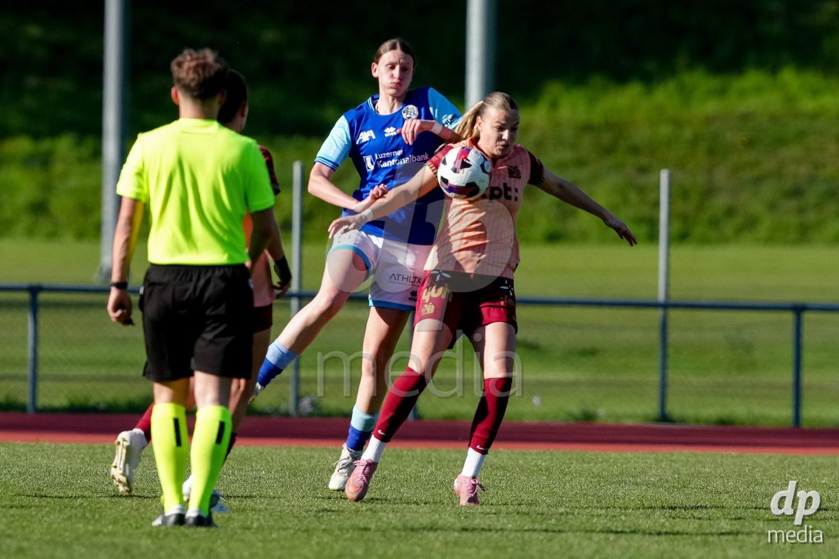 Schweiz: AXA Women's Super League 2025/26, FC Luzern vs BSC YB Frauen - Hubelmatt, Luzern: Lena Wälti - Lena Walti (3 FCL) im Duell mit Maja Jelcic (99 YB Frauen)