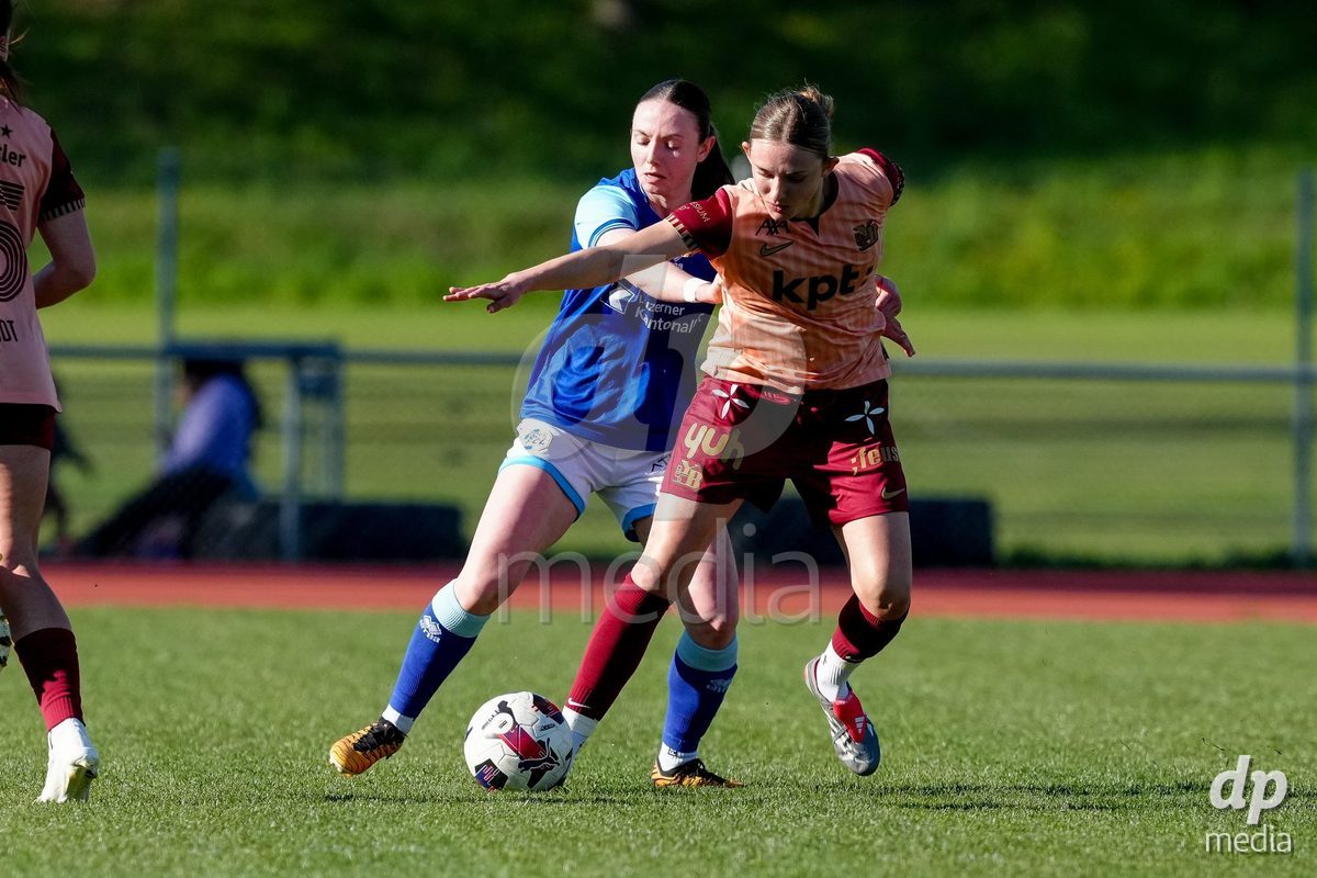 Schweiz: AXA Women's Super League 2025/26, FC Luzern vs BSC YB Frauen - Hubelmatt, Luzern: Chiara Schmid (38 FCL) gegen Rebecca Villena y Scheffler (77 YB Frauen)