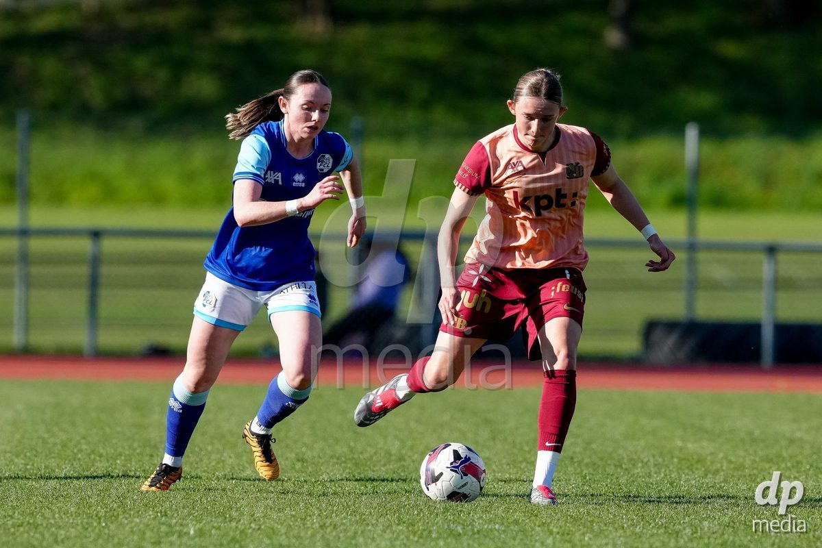 Schweiz: AXA Women's Super League 2025/26, FC Luzern vs BSC YB Frauen - Hubelmatt, Luzern: Chiara Schmid (38 FCL) gegen Rebecca Villena y Scheffler (77 YB Frauen)