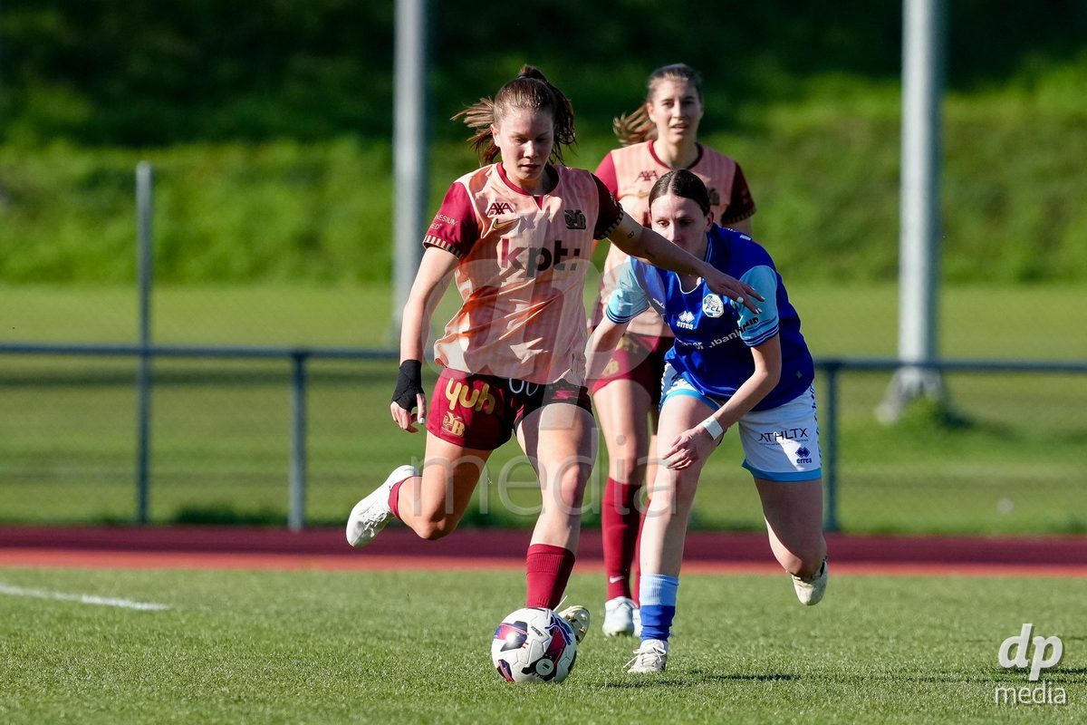 Schweiz: AXA Women's Super League 2025/26, FC Luzern vs BSC YB Frauen - Hubelmatt, Luzern: Emilie Bernhardt (25 YB Frauen) und Geraldine Ess (7 YB Frauen) gegen Lena Wälti - Lena Walti (3 FCL)