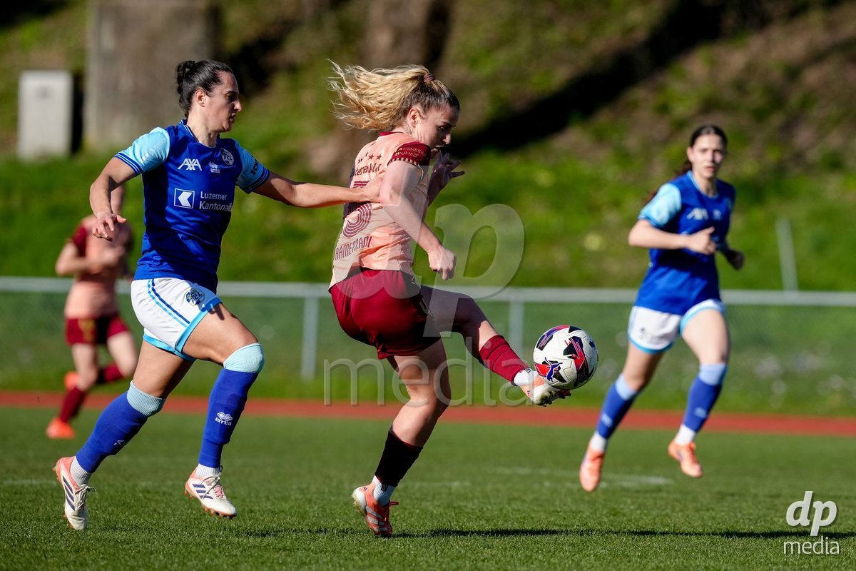 Schweiz: AXA Women's Super League 2025/26, FC Luzern vs BSC YB Frauen - Hubelmatt, Luzern: Cristina Carp (28 FCL) gegen Caterina Tramezzani (5 YB Frauen)