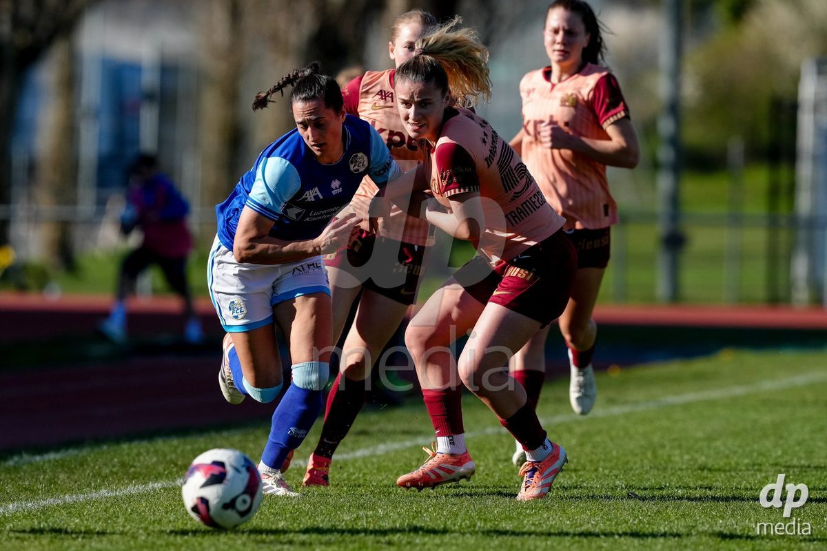 Schweiz: AXA Women's Super League 2025/26, FC Luzern vs BSC YB Frauen - Hubelmatt, Luzern: Caterina Tramezzani (5 YB Frauen) gegen Cristina Carp (28 FCL)