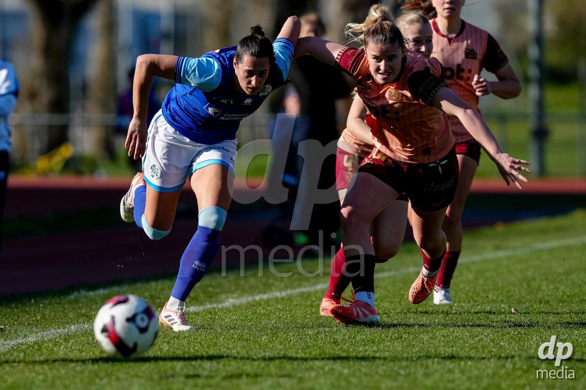 Schweiz: AXA Women's Super League 2025/26, FC Luzern vs BSC YB Frauen - Hubelmatt, Luzern: Caterina Tramezzani (5 YB Frauen) gegen Cristina Carp (28 FCL)