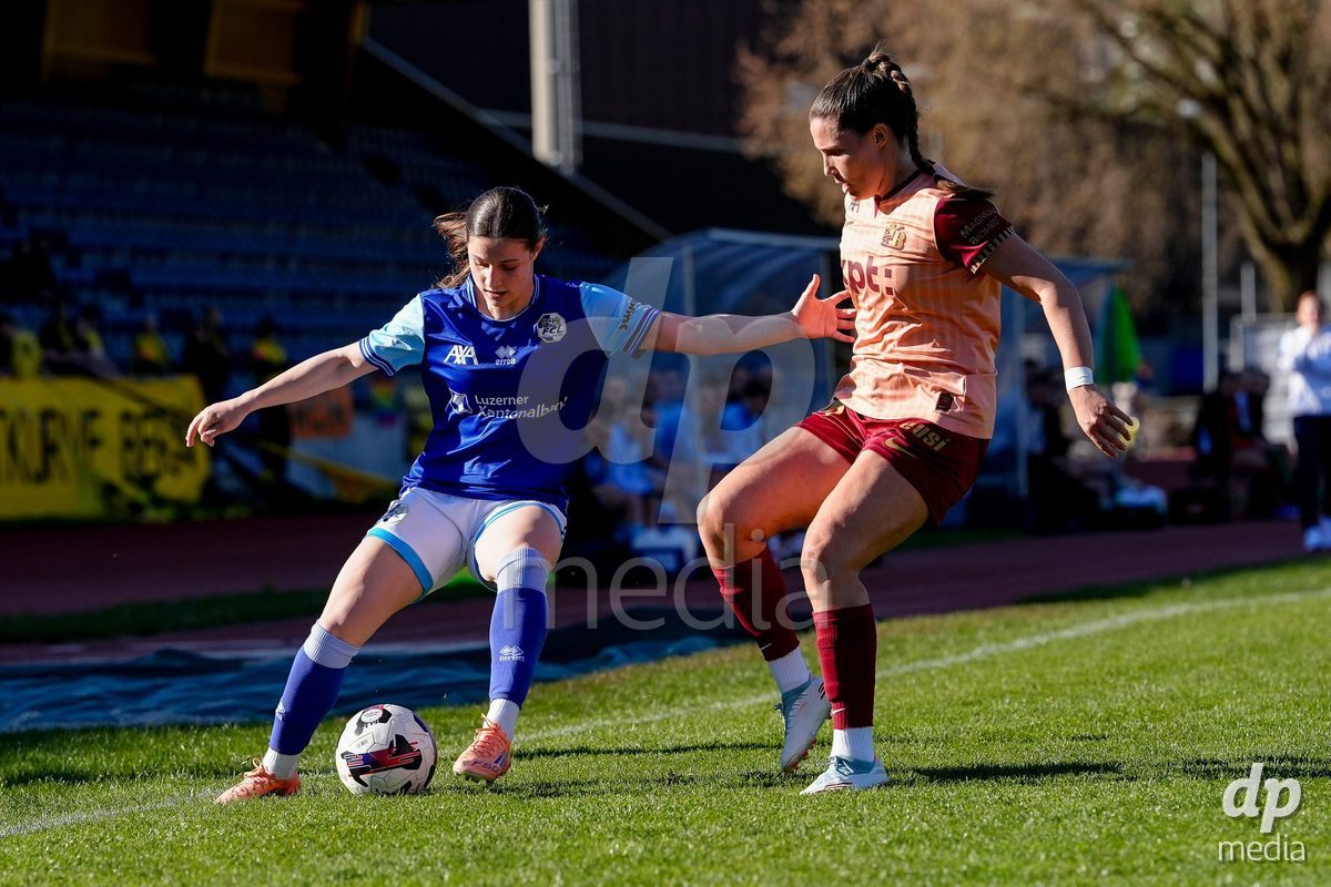 Schweiz: AXA Women's Super League 2025/26, FC Luzern vs BSC YB Frauen - Hubelmatt, Luzern: Maria Jimenez Gutierrez (4 YB Frauen) gegen Ramona Schallberger (36 FC Luzern)