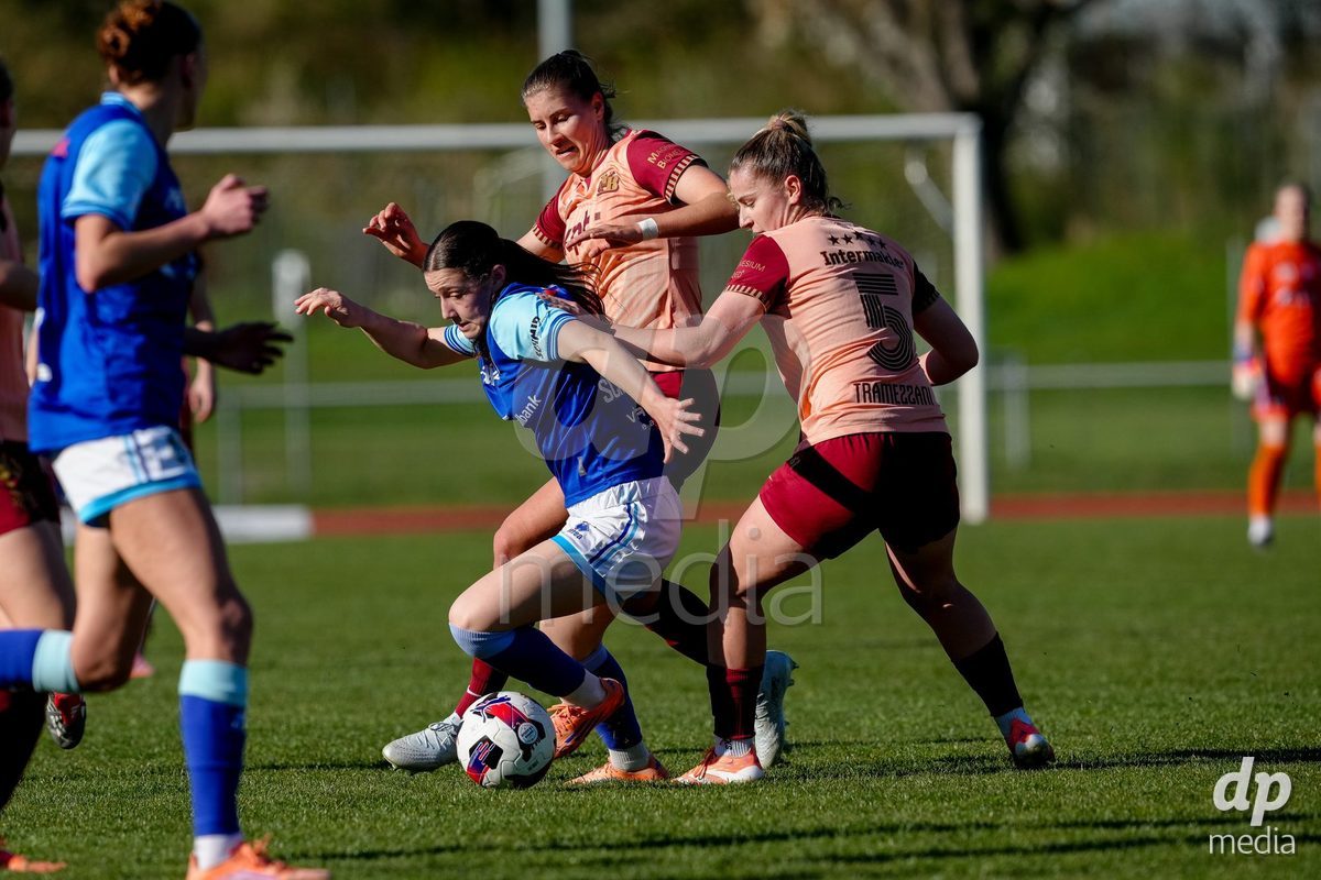 Schweiz: AXA Women's Super League 2025/26, FC Luzern vs BSC YB Frauen - Hubelmatt, Luzern: Geraldine Ess (7 YB Frauen) und Caterina Tramezzani (5 YB Frauen) gegen Ramona Schallberger (36 FC Luzern)