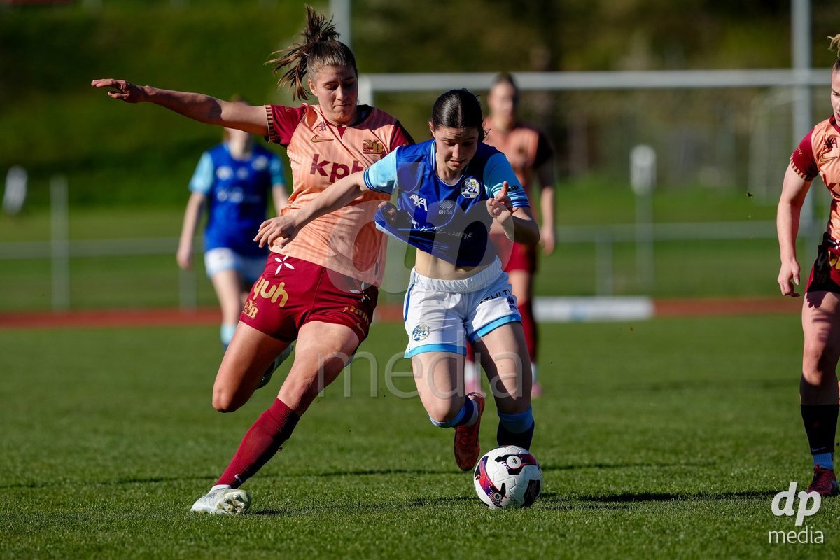 Schweiz: AXA Women's Super League 2025/26, FC Luzern vs BSC YB Frauen - Hubelmatt, Luzern: Geraldine Ess (7 YB Frauen) gegen Ramona Schallberger (36 FC Luzern)