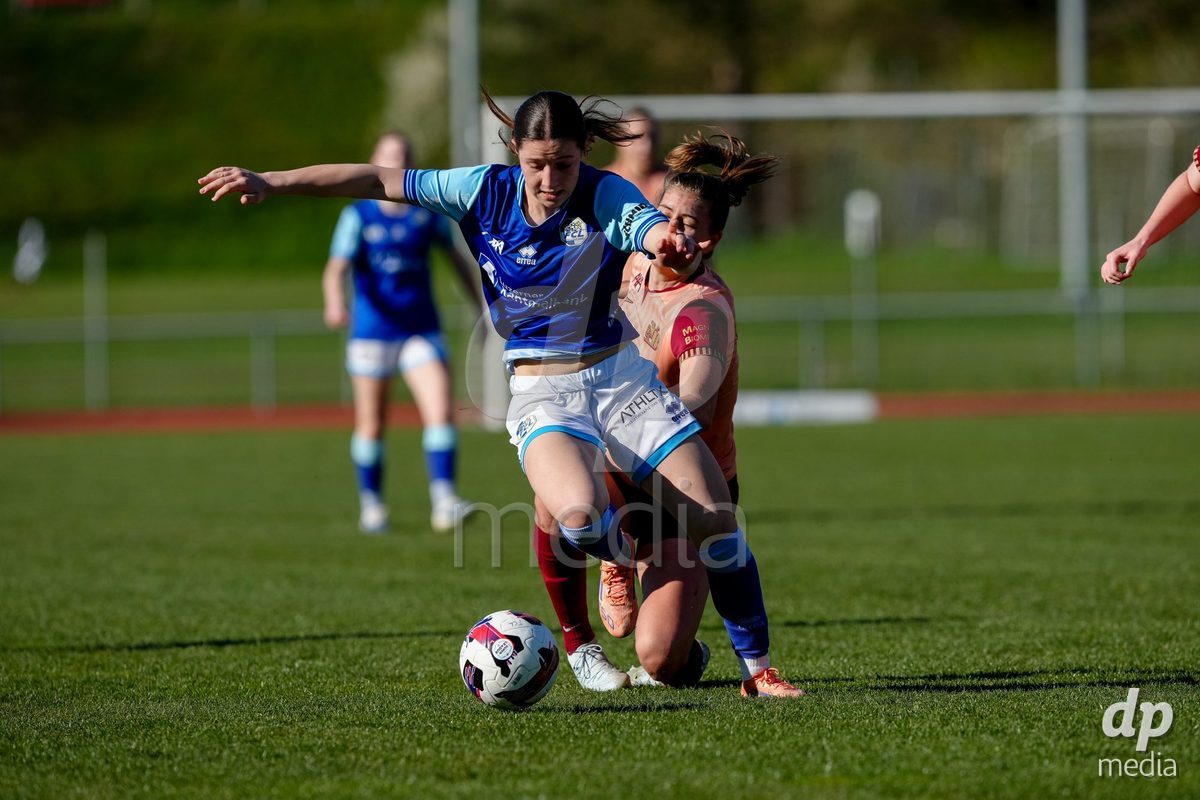 Schweiz: AXA Women's Super League 2025/26, FC Luzern vs BSC YB Frauen - Hubelmatt, Luzern: Geraldine Ess (7 YB Frauen) gegen Ramona Schallberger (36 FC Luzern)