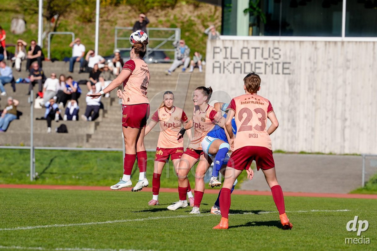 Schweiz: AXA Women's Super League 2025/26, FC Luzern vs BSC YB Frauen - Hubelmatt, Luzern: Maria Jimenez Gutierrez (4 YB Frauen) mit einem Kopfball