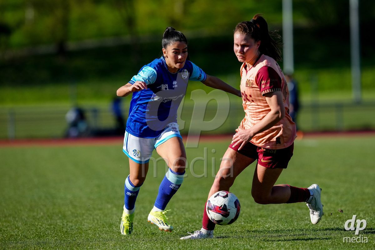 Schweiz: AXA Women's Super League 2025/26, FC Luzern vs BSC YB Frauen - Hubelmatt, Luzern: Emilie Bernhardt (25 YB Frauen) gegen Michele Schnider (6 FCL)