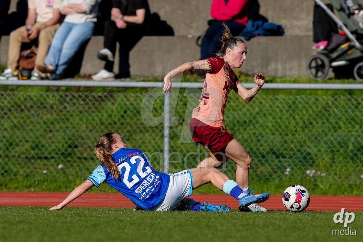 Schweiz: AXA Women's Super League 2025/26, FC Luzern vs BSC YB Frauen - Hubelmatt, Luzern: Lisa Josten (24 YB Frauen) gegen Fiona Sperlich (22 FC Luzern)