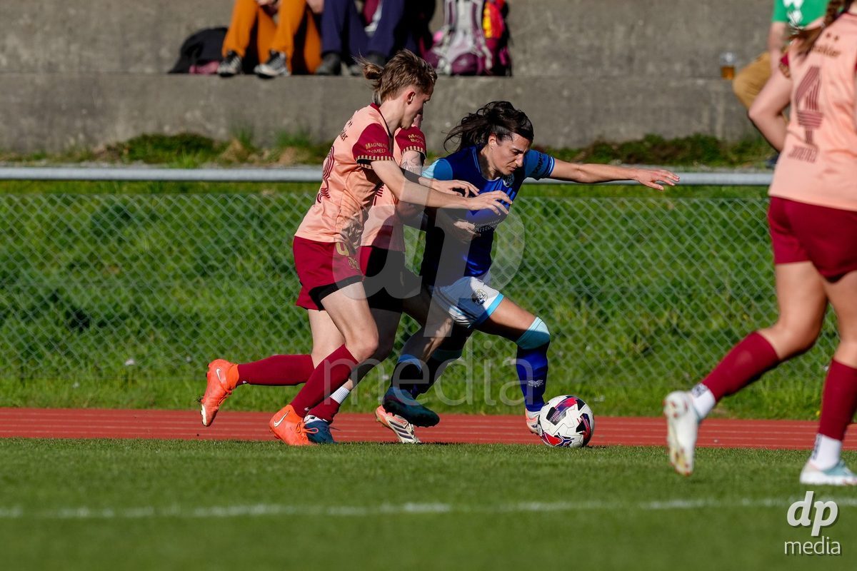 Schweiz: AXA Women's Super League 2025/26, FC Luzern vs BSC YB Frauen - Hubelmatt, Luzern: Cristina Carp (28 FCL) gegen Bianca Dysli (23 YB Frauen) und Lisa Josten (24 YB Frauen)