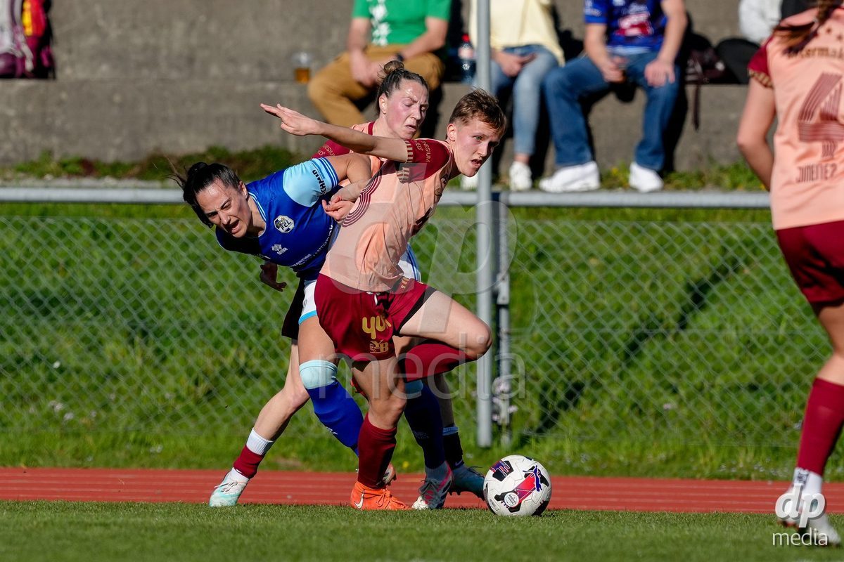 Schweiz: AXA Women's Super League 2025/26, FC Luzern vs BSC YB Frauen - Hubelmatt, Luzern: Cristina Carp (28 FCL) gegen Bianca Dysli (23 YB Frauen) und Lisa Josten (24 YB Frauen)