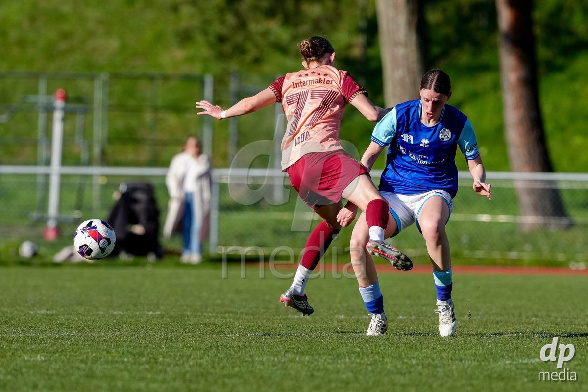 Schweiz: AXA Women's Super League 2025/26, FC Luzern vs BSC YB Frauen - Hubelmatt, Luzern: Lena Wälti - Lena Walti (3 FCL) gegen Rebecca Villena y Scheffler (77 YB Frauen)