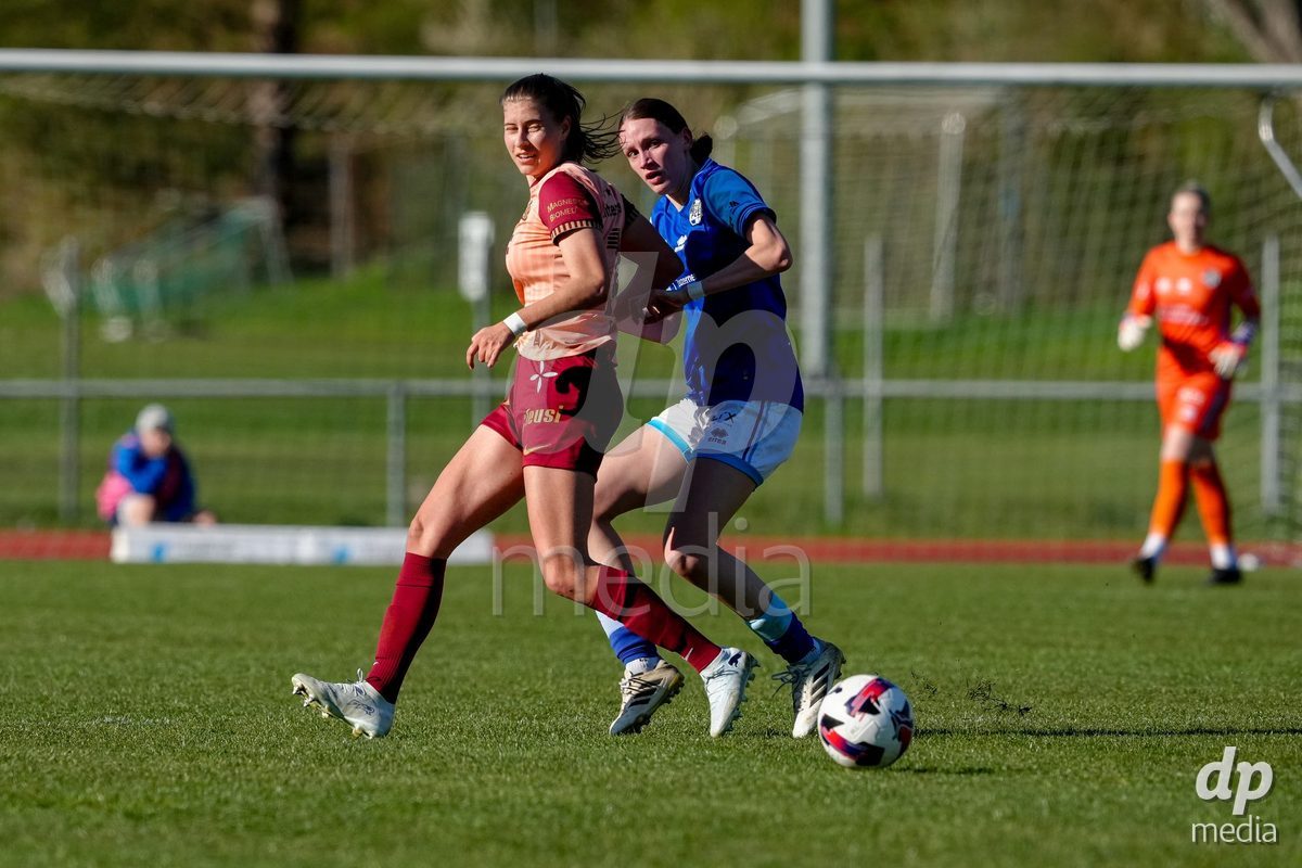 Schweiz: AXA Women's Super League 2025/26, FC Luzern vs BSC YB Frauen - Hubelmatt, Luzern: Lena Wälti - Lena Walti (3 FCL) gegen Geraldine Ess (7 YB Frauen)