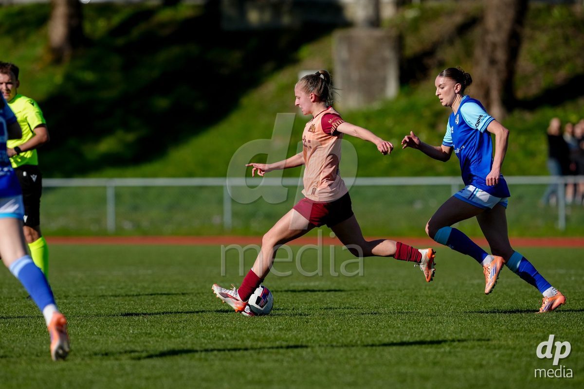 Schweiz: AXA Women's Super League 2025/26, FC Luzern vs BSC YB Frauen - Hubelmatt, Luzern: Gentiana Fetaj (9 FCL) gegen Andrea Schenk (6 YB Frauen)