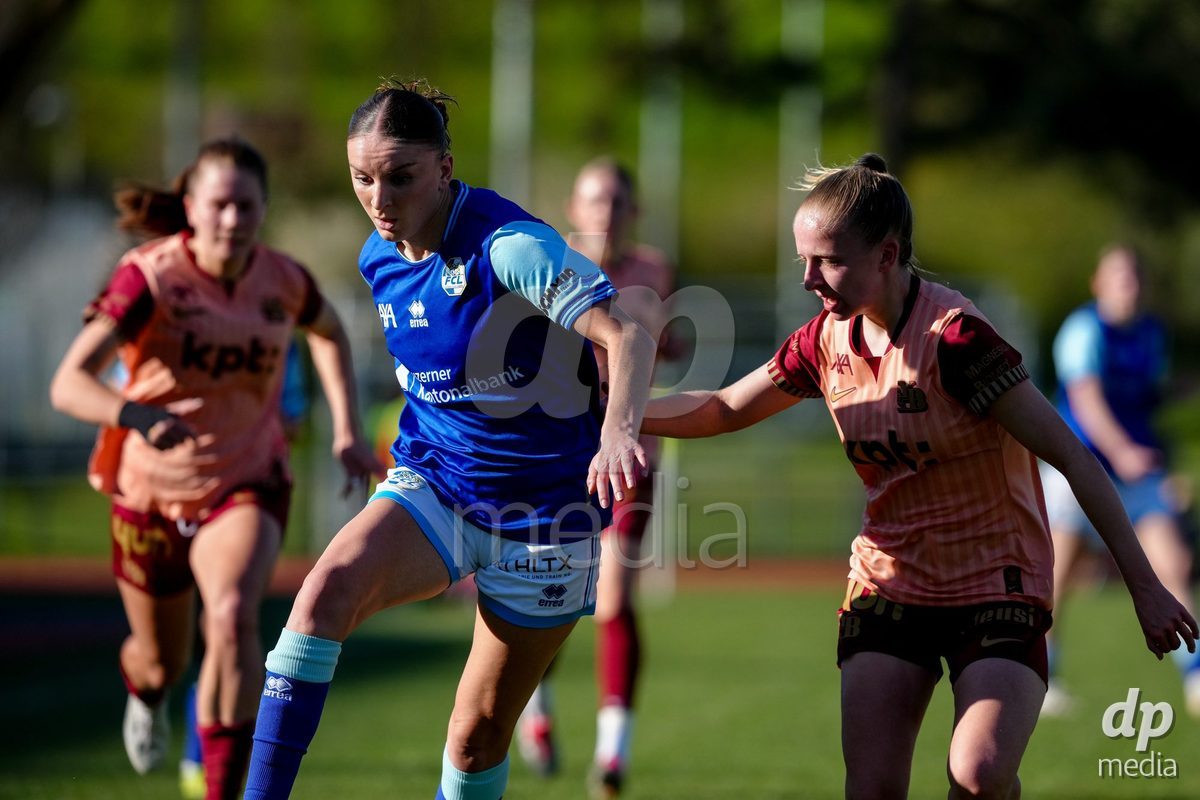 Schweiz: AXA Women's Super League 2025/26, FC Luzern vs BSC YB Frauen - Hubelmatt, Luzern: Gentiana Fetaj (9 FC Luzern) gegen Andrea Schenk (6 YB Frauen)