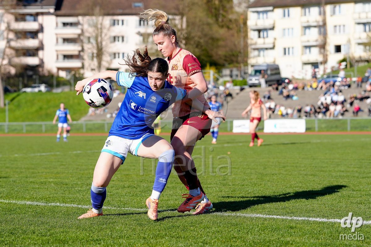 Schweiz: AXA Women's Super League 2025/26, FC Luzern vs BSC YB Frauen - Hubelmatt, Luzern: Caterina Tramezzani (5 YB Frauen) gegen Ramona Schallberger (36 FC Luzern)