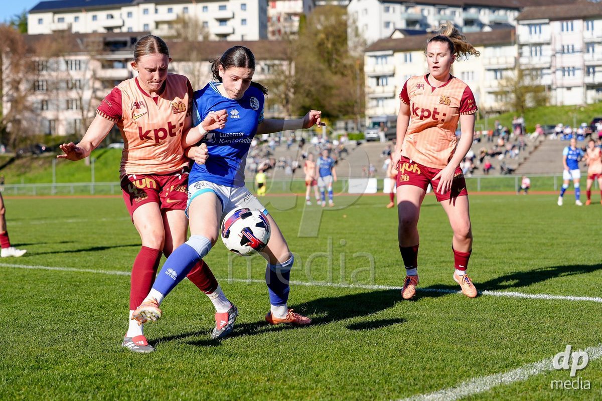Schweiz: AXA Women's Super League 2025/26, FC Luzern vs BSC YB Frauen - Hubelmatt, Luzern: Caterina Tramezzani (5 YB Frauen) und Rebecca Villena y Scheffler (77 YB Frauen) gegen Ramona Schallberger (36 FC Luzern)