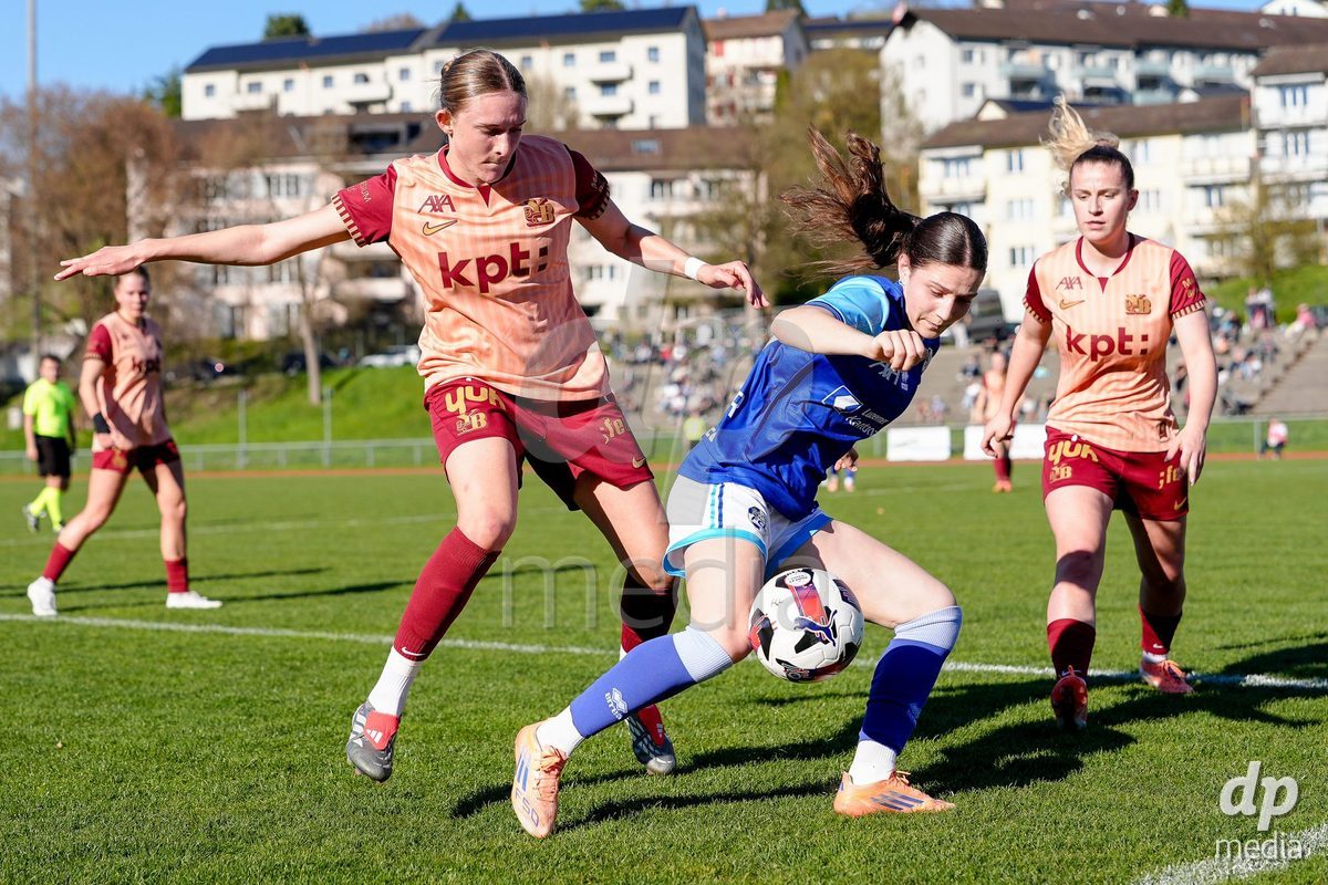 Schweiz: AXA Women's Super League 2025/26, FC Luzern vs BSC YB Frauen - Hubelmatt, Luzern: Caterina Tramezzani (5 YB Frauen) und Rebecca Villena y Scheffler (77 YB Frauen) gegen Ramona Schallberger (36 FC Luzern)