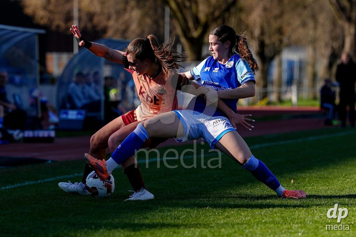 Schweiz: AXA Women's Super League 2025/26, FC Luzern vs BSC YB Frauen - Hubelmatt, Luzern: Ramona Schallberger (36 FC Luzern) im Duell mit Emilie Bernhardt (25 YB Frauen)