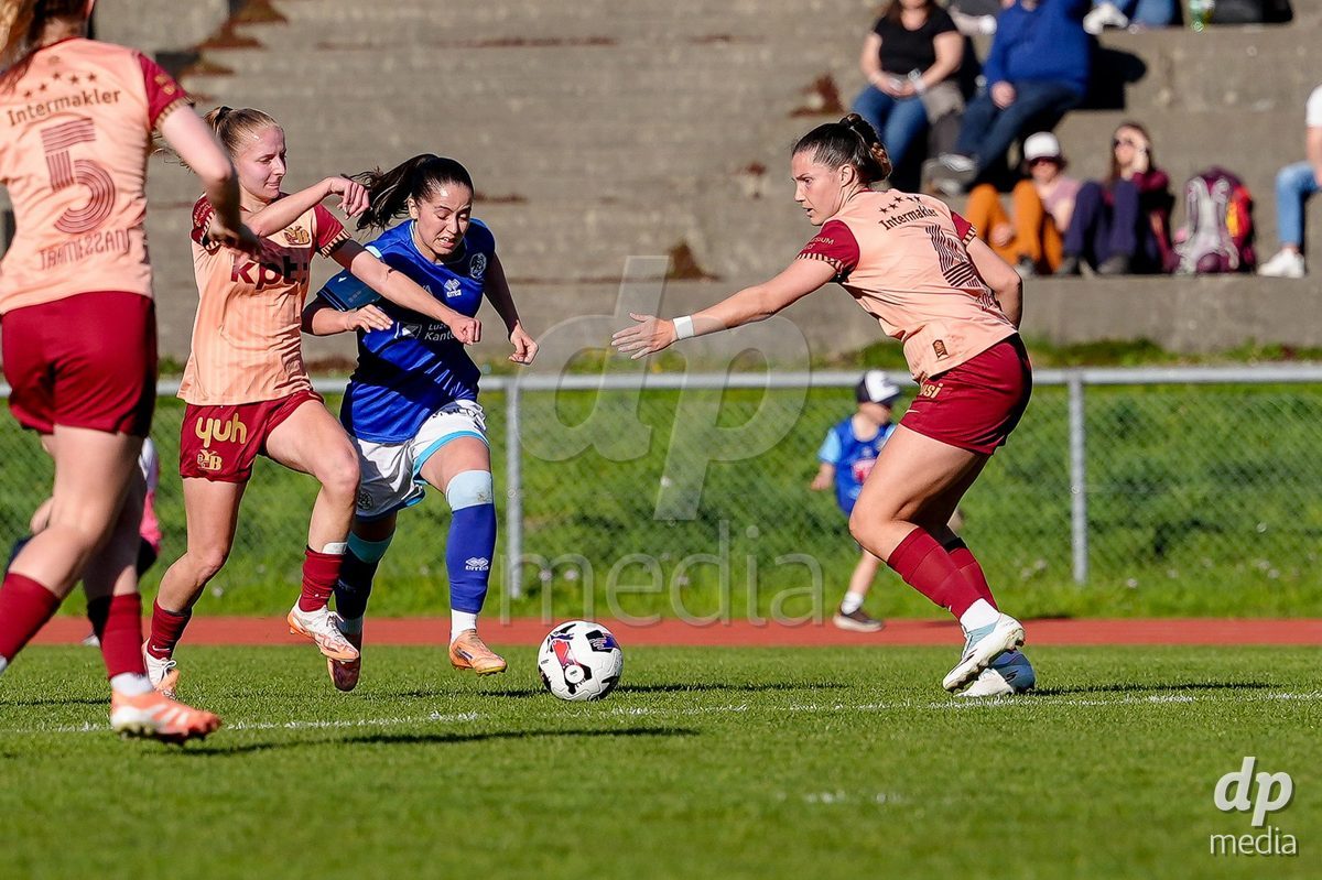Schweiz: AXA Women's Super League 2025/26, FC Luzern vs BSC YB Frauen - Hubelmatt, Luzern: Maria Jimenez Gutierrez (4 YB Frauen) und Andrea Schenk (6 YB Frauen) gegen Melissa Rondalli (21 FCL)