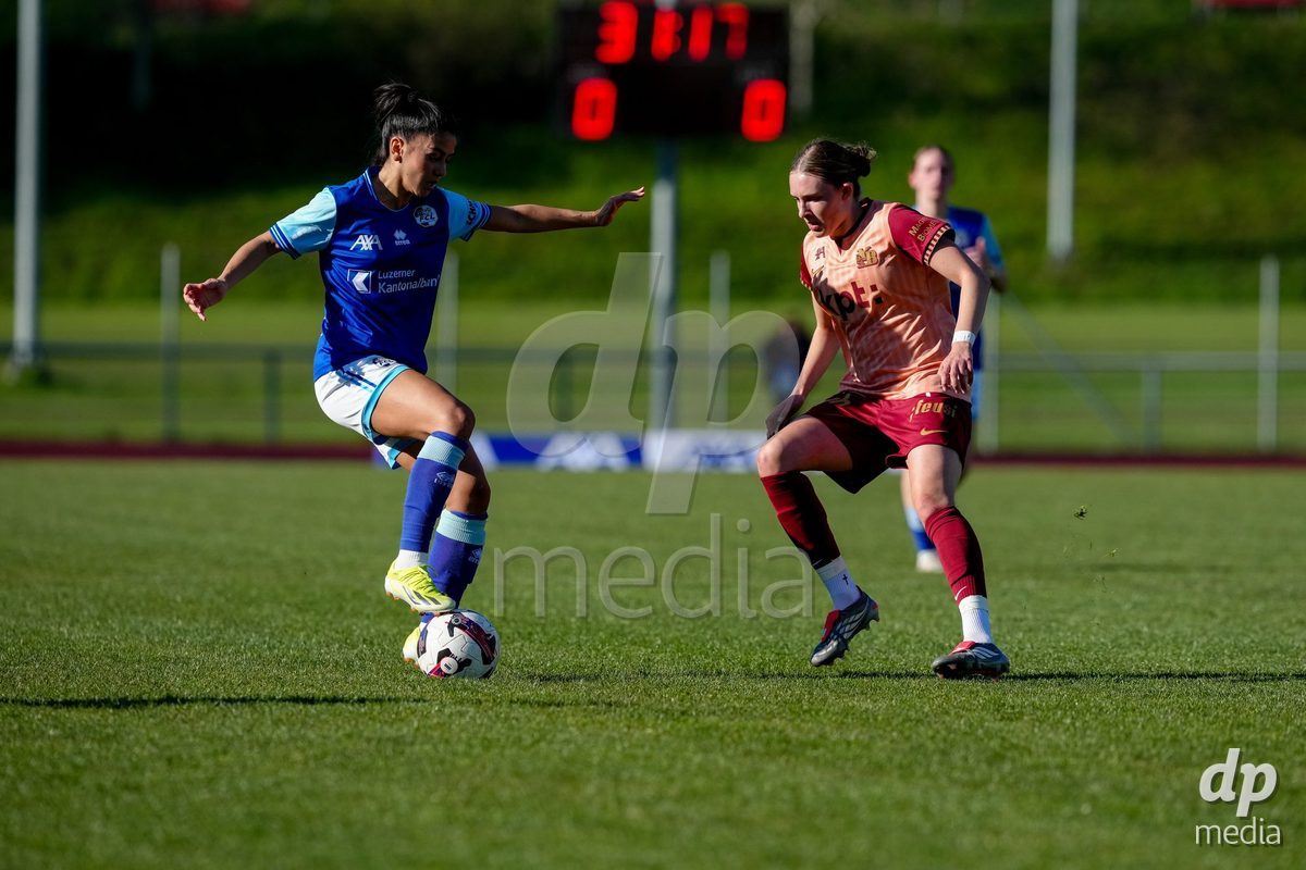 Schweiz: AXA Women's Super League 2025/26, FC Luzern vs BSC YB Frauen - Hubelmatt, Luzern: Michele Schnider (6 FCL) gegen Rebecca Villena y Scheffler (77 YB Frauen)