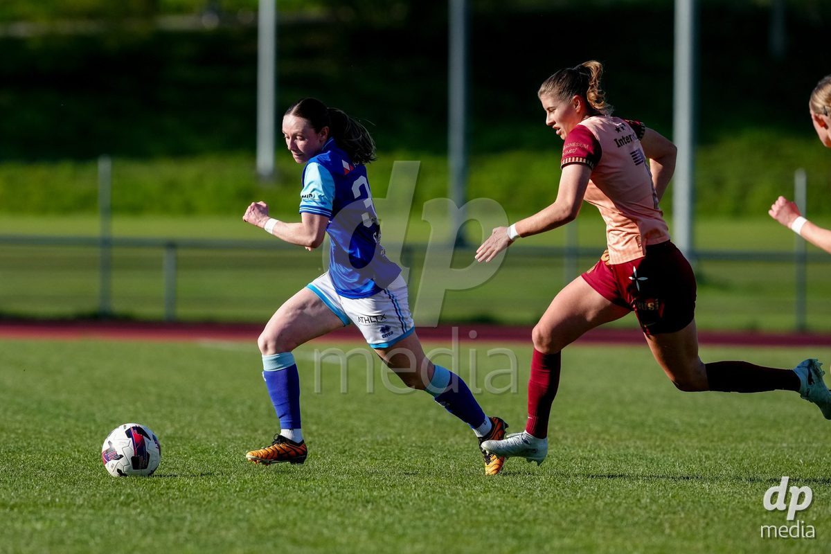 Schweiz: AXA Women's Super League 2025/26, FC Luzern vs BSC YB Frauen - Hubelmatt, Luzern: Geraldine Ess (7 YB Frauen) gegen Chiara Schmid (38 FCL)