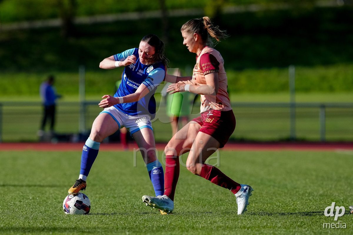 Schweiz: AXA Women's Super League 2025/26, FC Luzern vs BSC YB Frauen - Hubelmatt, Luzern: Geraldine Ess (7 YB Frauen) gegen Chiara Schmid (38 FC Luzern)