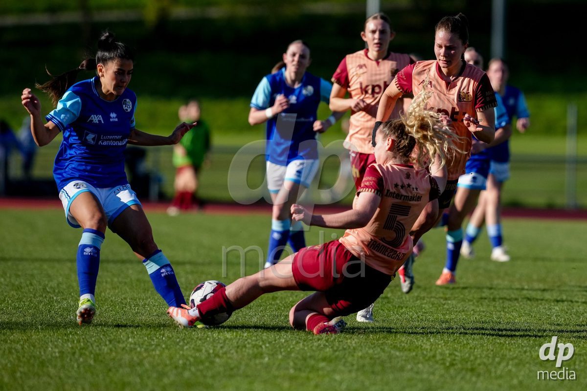 Schweiz: AXA Women's Super League 2025/26, FC Luzern vs BSC YB Frauen - Hubelmatt, Luzern: Emilie Bernhardt (25 YB Frauen) und Caterina Tramezzani (5 YB Frauen) gegen Michele Schnider (6 FCL)