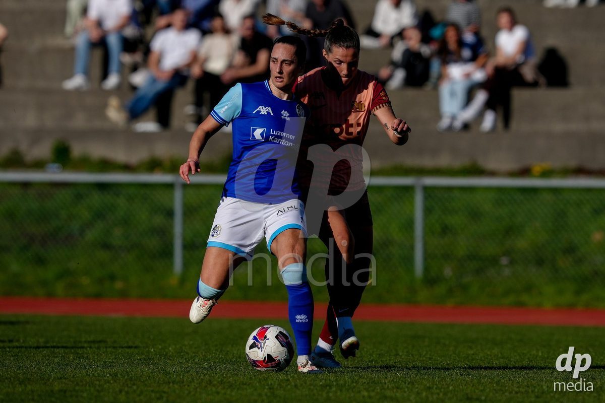 Schweiz: AXA Women's Super League 2025/26, FC Luzern vs BSC YB Frauen - Hubelmatt, Luzern: Maria Jimenez Gutierrez (4 YB Frauen) gegen Cristina Carp (28 FCL)