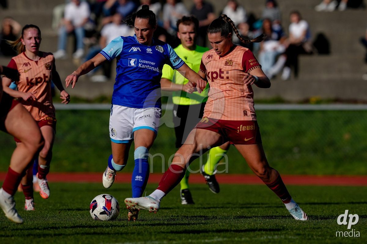 Schweiz: AXA Women's Super League 2025/26, FC Luzern vs BSC YB Frauen - Hubelmatt, Luzern: Cristina Carp (28 FCL) gegen Maria Jimenez Gutierrez (4 YB Frauen)