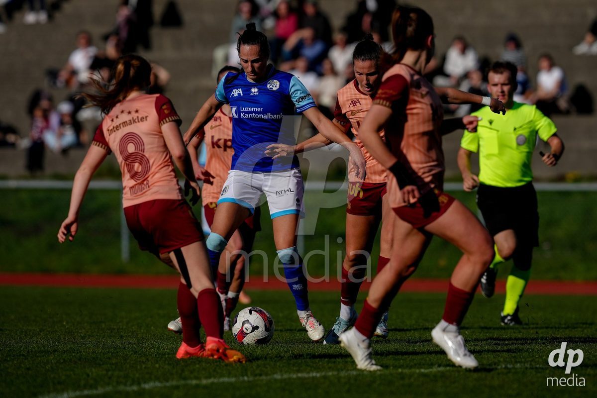Schweiz: AXA Women's Super League 2025/26, FC Luzern vs BSC YB Frauen - Hubelmatt, Luzern: Cristina Carp (28 FCL) gegen Maria Jimenez Gutierrez (4 YB Frauen)