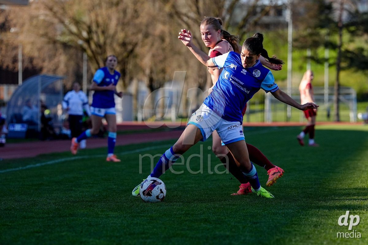 Schweiz: AXA Women's Super League 2025/26, FC Luzern vs BSC YB Frauen - Hubelmatt, Luzern: Noa Linn Münger - Noa Linn Munger (8 YB Frauen) gegen Michele Schnider (6 FC Luzern)
