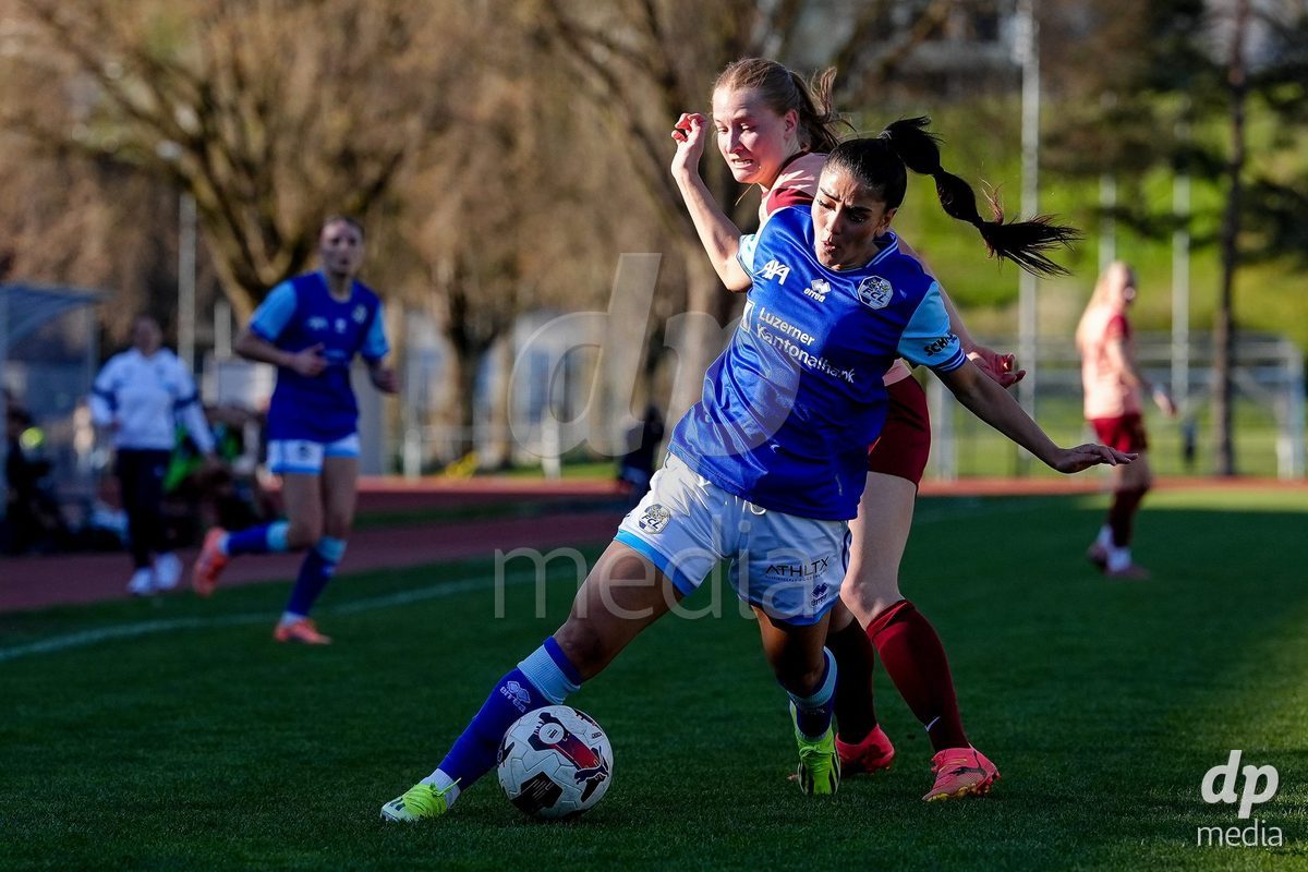 Schweiz: AXA Women's Super League 2025/26, FC Luzern vs BSC YB Frauen - Hubelmatt, Luzern: Noa Linn Münger - Noa Linn Munger (8 YB Frauen) gegen Michele Schnider (6 FCL)