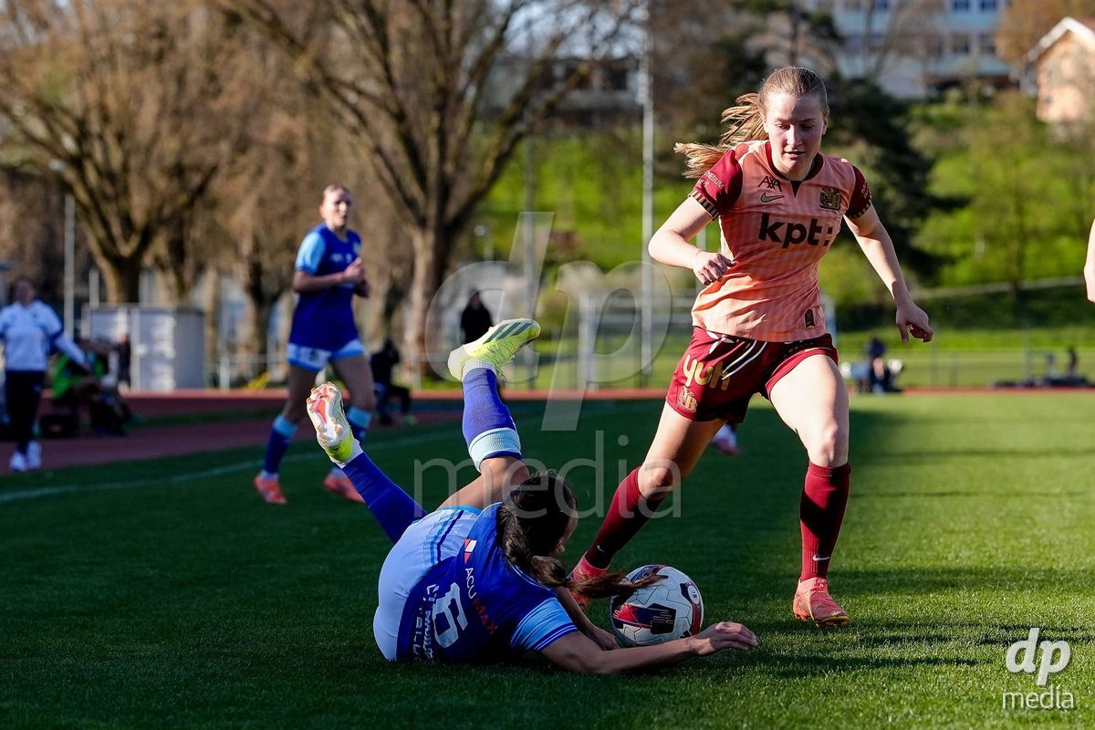 Schweiz: AXA Women's Super League 2025/26, FC Luzern vs BSC YB Frauen - Hubelmatt, Luzern: Noa Linn Münger - Noa Linn Munger (8 YB Frauen) gegen Michele Schnider (6 FC Luzern)